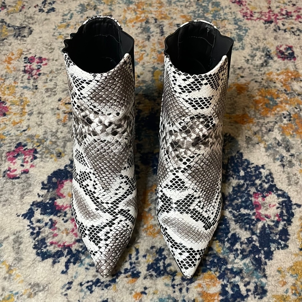 Qupid embossed elastic Gore pointy toe chunky heeled booties size 8 - Picture 1 of 7